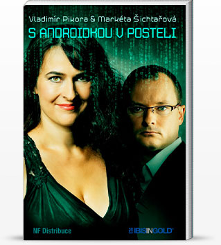 S androidkou v posteli